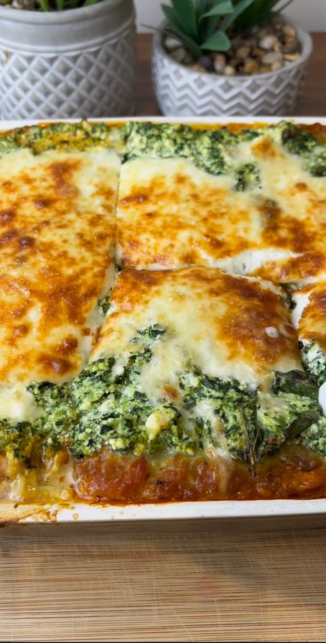 Spaghetti Squash Lasagna Spaghetti Squash Lasagna, Spaghetti With Spinach, Squash Lasagna, Spinach Ricotta, Healthy Weeknight Meals, Spinach Lasagna, Frozen Spinach, Lasagna Recipe, Fresh Mozzarella