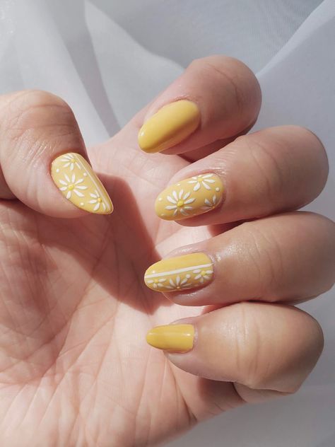 Sun Nails, Trends Nails, Yellow Nail Art, Yellow Nails Design, Boho Nails, Cute Spring Nails, Floral Nail, Almond Nails Designs, Nails 2021