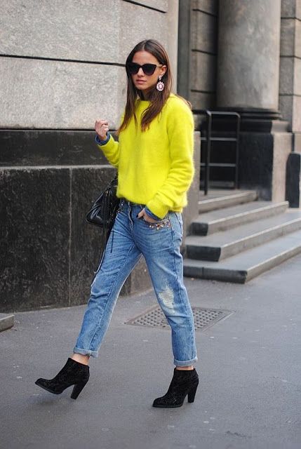 neon yellow sweater with boyfriend jeans and booties // fort & field Yellow Sweater Outfit, Neon Sweater, Bright Outfit, Bright Sweater, Winter Sweater Outfits, Outfits Con Jeans, Bright Outfits, Neon Outfits, True Winter