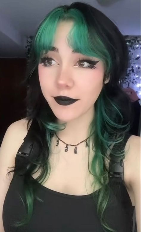 Black Hair Green Bangs, Black Hair Green Highlights, Green Streaks In Hair, Dark Green And Black Hair, Hair Dye Ideas Green, Black Hair With Green Highlights, Black Green Hair, Green Black Hair, Green And Black Hair