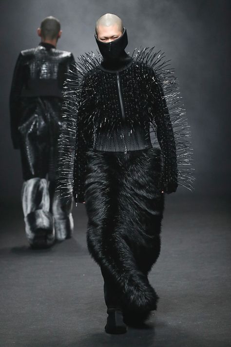 Moho | Ready-to-Wear - Autumn 2019 | Look 26 Artwave Fashion, Fashion Avangard, Avant Garde Fashion Male, Fashion Futurism, Futuristic Fashion Male, Avangard Fashion, Avantgarde Fashion, Futurism Fashion, All Black Fashion