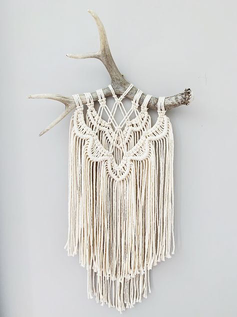 The FLORENCE: This unique handmade macrame wall hanging features an intricate design of natural cotton cording and hangs from a beautiful deer antler.  The Florence is a great decor addition for almost any room, especially nurseries, bathrooms and entryways, but can be hung anywhere. This piece makes a great gift, especially for outdoor enthusiasts. Each is truly one-of-a-kind. - Other colours available (based on availability) - Made to order - Antlers are natural products and may vary - Antler tips can be gold leaf painted for additional cost Antler Macrame, Macrame Mural, Art Macramé, Antlers Decor, Antler Crafts, Antler Wall, Makramee Diy, Antler Art, String Crafts