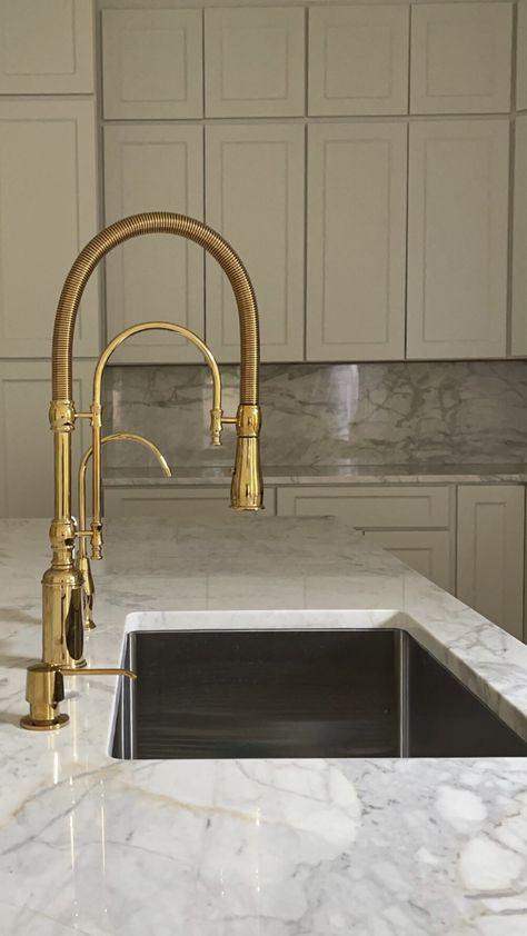 Modern Sink Faucet Kitchen, Brass And Bronze Kitchen, Gold Kitchen Sink Ideas, Brass Kitchen Sink Faucet, Gold Fixtures Kitchen, Brass Sink Faucet Kitchen, Kohler Artifacts Kitchen Faucet, Kitchen Brass Hardware, Brushed Brass Faucet