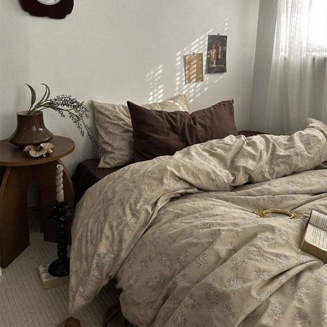 Ideal for cozying up with a good book or contemplating poetry, this versatile set offers both comfort and inspiration <Ad> Sheet Quilt, Brown Bed, Dream Apartment Decor, Dekorasi Kamar Tidur, Cover Bed, Inspire Me Home Decor, Room Deco, Redecorate Bedroom, Cozy Room Decor