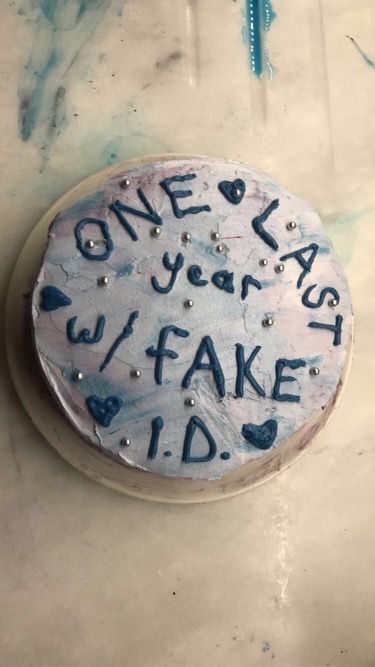 17 Bday Cake Aesthetic, 17 Cake Aesthetic, 17 Birthday Cake Aesthetic, Funny 17 Birthday Cake, 17 Aesthetic Birthday, What To Write On Birthday Cake, Sweet Seventeen Birthday Cake, Birthday Cake 17th Birthday Girl, B Day Cake Aesthetic