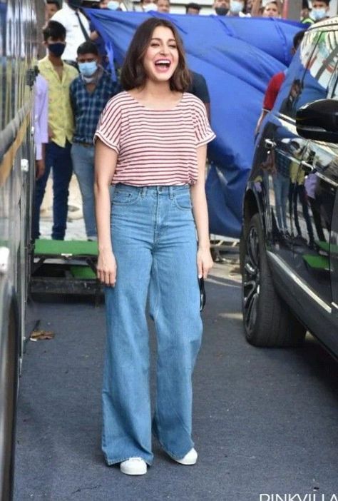 Baggy Jeans Outfit Indian, Jeans Plazo With Top, Tshirt And High Waisted Jeans Outfit, Tops With Straight Jeans, Tops For Baggy Jeans Women, Outfits With Blue Wide Leg Jeans, Kurta With Baggy Jeans, Baggy Jeans Outfit For Women, Wide Leg Jeans With Kurti