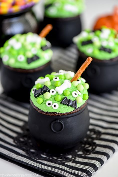 Cauldron Cupcakes -Hosting a Halloween party this year or need a cute and easy treat idea? These Cauldron Cupcakes are perfect for parties and easy to make with kids. Cauldron Cupcakes, Halloween Dessert Recipes Easy, Halloween Torte, Cauldron Cake, Fun Cupcake Recipes, Halloween Food Desserts, Decadent Chocolate Desserts, Halloween Food Treats, Halloween Treats Easy