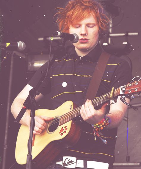 His hair 😳 Ed Sheeran Young, Music Cds, Greatest Songs, The A Team, Ginger Hair, Ed Sheeran, Big Heart, Messy Hairstyles