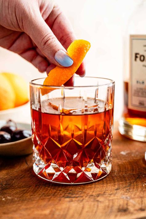 How to make a perfect Old Fashioned - The G & M Kitchen How To Make An Old Fashioned Cocktail, Old Fashion Drink, Old Fashioned Recipes Cocktail, Old Fashion Recipe, Old Fashioned Bar, Old Fashion Drink Recipe, Cinnamon Cocktail, Perfect Old Fashioned, Drinks Alcohol Recipes Easy