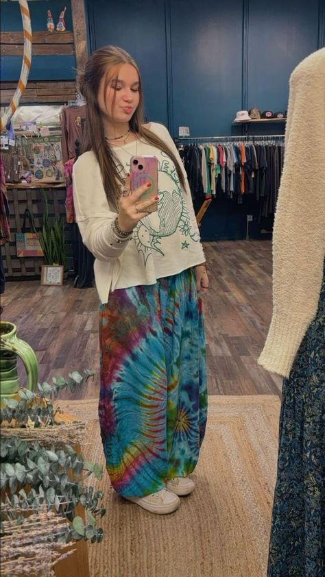 Hippy Outfit Aesthetic, Hippy Outfits Aesthetic, Simple Boho Outfits, Hippie Spring Outfits, Retro Hippie Outfits, Hippie Pants Outfit, Grunge Hippie Outfits, Hippie Outfits Winter, Casual Hippie Outfits