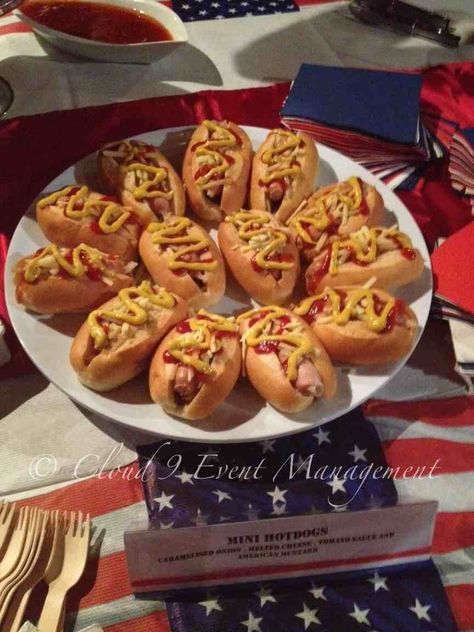 Mini American style hot dogs #catering Hot Dog Buffet, Small Hot Dogs, American Buffet, Paella Party, Mini Hot Dogs, Coachella Party, Catering Ideas, Party Finger Foods, Personal Chef