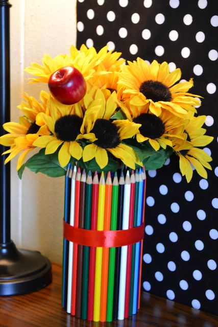 Love this idea for a back to school party! #backtoschool #party #vase School Centerpieces, Teacher Graduation Party, Teacher Retirement Parties, Teacher Party, Teacher Craft, Teachers Diy, Back To School Party, Teacher Retirement, School Party