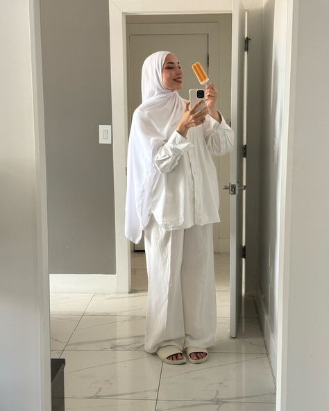 it girl vibe >>> 🍉🧖🏻‍♀️🌴 Summer Hijabi, Hijabi Lifestyle, Hijabi Summer, Hijabi Ootd, Malaysia Trip, Hijab Fits, Modest Winter Outfits, Modest Hijab, Hijabi Outfit