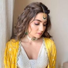 NO Makeup Look For Bridal Wedding  #wedding_chicks #dhulhanmakelook #makeuplook #dhulhanmakeup #makeup #bridalmakeup #bridalhairstyle #dhulhansmokeyeyes #smokeyeyemakeup #dhulhalook #bridallook Lehenga Hairstyles, White Lehenga Choli, Bridal Hairstyle Indian Wedding, Hair Style On Saree, Engagement Hairstyles, Mehendi Outfits, Traditional Hairstyle, Indian Wedding Hairstyles, Wedding Traditions