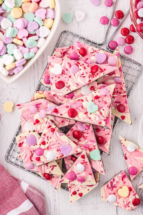 Valentines Day Bark, Valentine’s Day Chocolate Bark, Valentine’s Day Party Snacks, Valentine’s Day Bark, Cute Valentines Treats, Valentine Food Gifts, Valentines Day Bake Sale, Valentines Bark, Valentine Treats For School