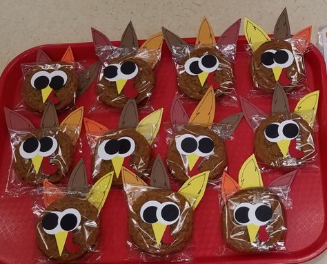 Turkey Oatmeal Cream Pie, Oatmeal Pie Turkey Craft, Thanksgiving School Treats Prepackaged, Oatmeal Cream Pie Turkey Craft, School Snacks For Kindergarten, Thanksgiving School Snacks, Thanksgiving School Treats, Oatmeal Cream Pie, Soccer Ideas