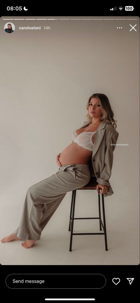 Sweatpants Maternity Shoot, Stool Maternity Shoot, Sitting Maternity Poses, Maternity Sitting Poses, Maternity Photography Poses Pregnancy Pics, I Want A Baby, Pregnancy Pics, Maternity Hospital, Shooting Inspiration