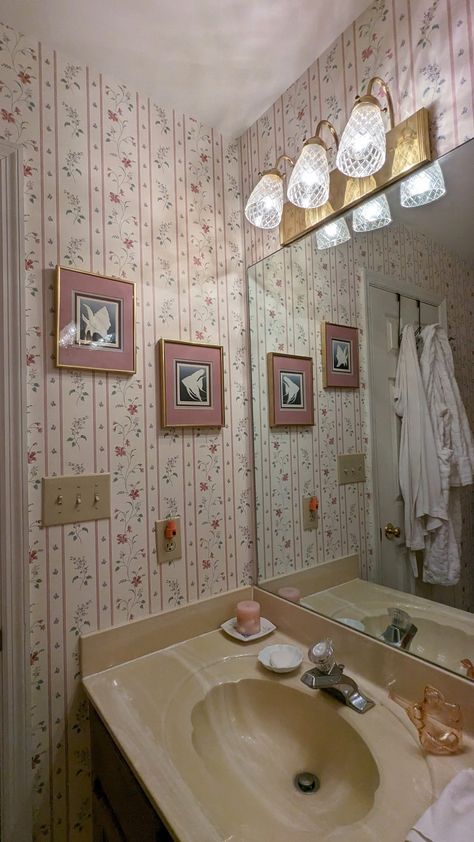 1980 Bathroom, 00s Home Decor, Granny Bathroom, Post Modern 80s Interior Design, Early 2000s House Aesthetic, Room Decor 2000s, My Bathroom, 50s Home Aesthetic, 2000s Houses Interior