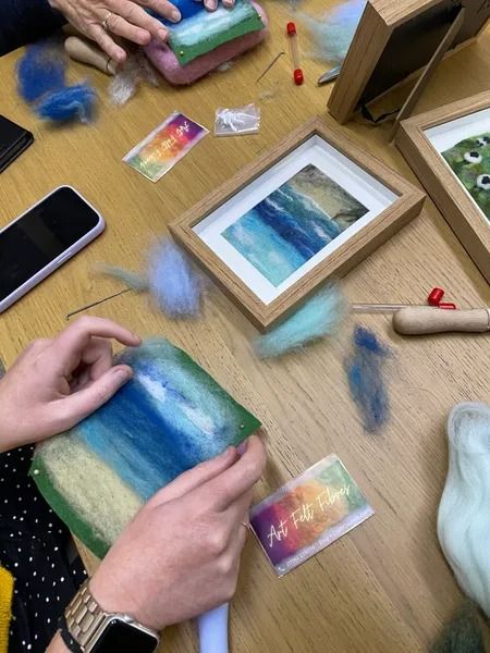 Diy Needle Felting Beginner, Felted Landscapes Tutorial, Needle Felted Decorations, Needle Felted Pictures Tutorials, Needle Felted Pictures Ideas, Needle Felting Art, Needle Felt Pictures, Needle Felted Pictures, Roving Wool Projects