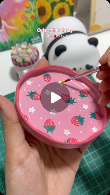 Tray Painting Ideas Diy Crafts, Lid Crafts Ideas, Painted Trinket Box Ideas, Diy Jewellery Box Ideas, Best Out Of Waste Ideas For Kids, Jewellery Box Diy, Tray Painting Ideas, Painting Storage, Jewellery Tray