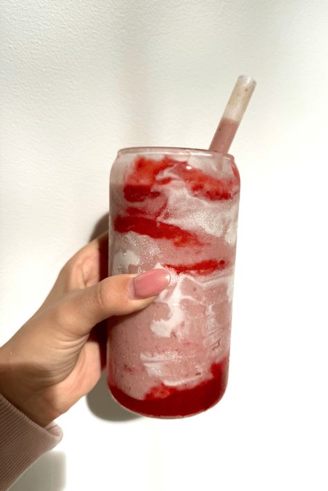 Copycat Erewhon Hailey Bieber Smoothie - The Conscious Cook Erewhon Food, Erewhon Recipes, Hailey Bieber Smoothie, Erewhon Smoothie, Awesome Kitchens, Strawberry Glaze, Avocado Banana, Smoothie Cup, Snack Dip