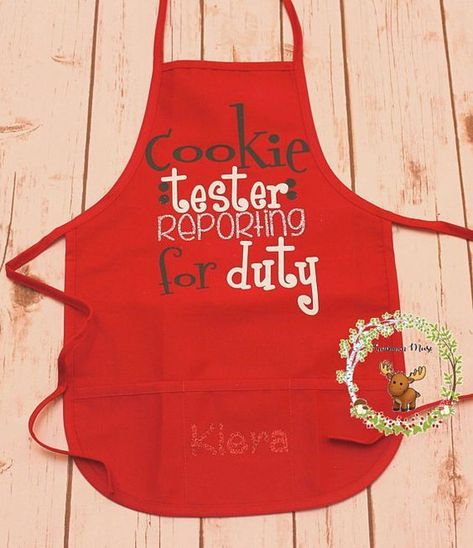 Cricut Christmas Apron Ideas, Christmas Aprons Diy, Aprons Diy, Diy Handmade Gifts, Boatneck Shirt, Personalized Kids Apron, Apron Ideas, Apron Christmas, Diy Apron