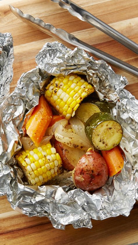 Zucchini, corn, red potatoes, onion, and carrots are tossed in a butter-Dijon mustard mixture and seasoned with thyme for a simple (but delicious!) foil pack that works as the perfect side for the grill. Serve it up all summer long! Foil Packet Dinners, Vegetarian Bbq, Foil Pack Meals, Foil Dinners, Foil Packs, Bbq Dishes, Foil Packet Meals, Foil Packets, Grilled Veggies