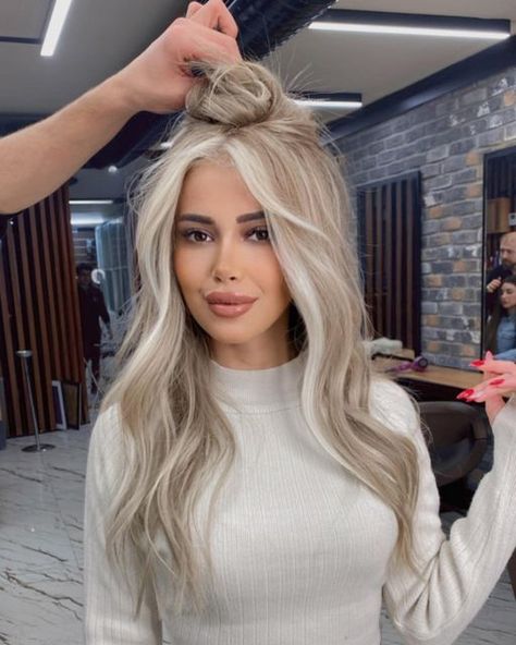 Ash Blonde Money Piece, Winter Hair Colour For Blondes, Ice Blonde Hair, Perfect Blonde Hair, Bright Blonde Hair, Icy Blonde Hair, Ash Blonde Balayage, Cool Blonde Hair, Ash Blonde Hair