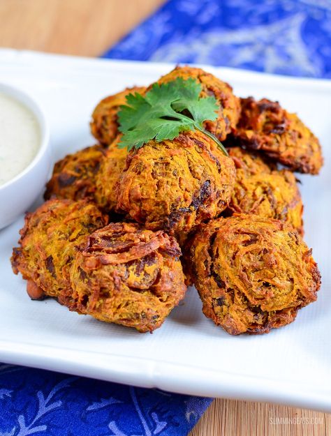 Onion Bajji Recipe, New Year Party Food, Syn Free Snacks, Onion Bhaji Recipes, Bajji Recipe, Baked Onion, Onion Bhaji, Fakeaway Recipes, Baked Onions