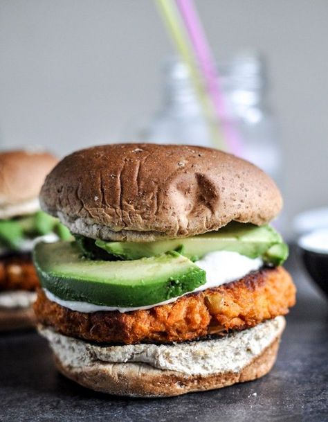 Smoky Sweet Potato Burgers with Roasted Garlic Cream and Avocado I howsweeteats.com #sweetpotato #burger #howsweeteats Potato Burger, Sweet Potato Burgers, Avocado Dessert, Salad Pasta, God Mat, Think Food, Idee Pasto Sano, Veggie Burger, Roasted Garlic