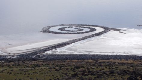 Though it looks like a structure that could have been made by aliens, the iconic Spiral Jetty has existed since 1970, when it was created by Robert Smithson. Great Salt Lake Utah, Robert Smithson, Richard Long, Andy Goldsworthy, Great Salt Lake, State Artwork, Famous Sculptures, Earth Art, Museum Of Contemporary Art