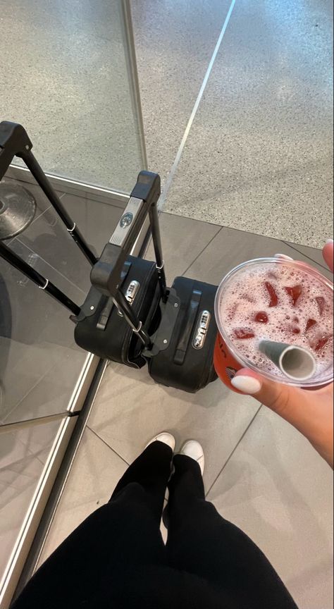 Australia Airport Snapchat, Airport Nails, Airport Instagram Stories, Starbucks Airport, Airport Story, Australia Airport, Traveling Pics, Plane Pics, Airport Pics