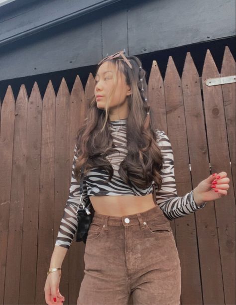 Light Brown Jeans Outfit, Print Jeans Outfit, Printed Top Outfit, Brown Pants Outfit, Zebra Print Top, Stripped Tops, Brown Jeans, Pants Brown, Jeans Fashion