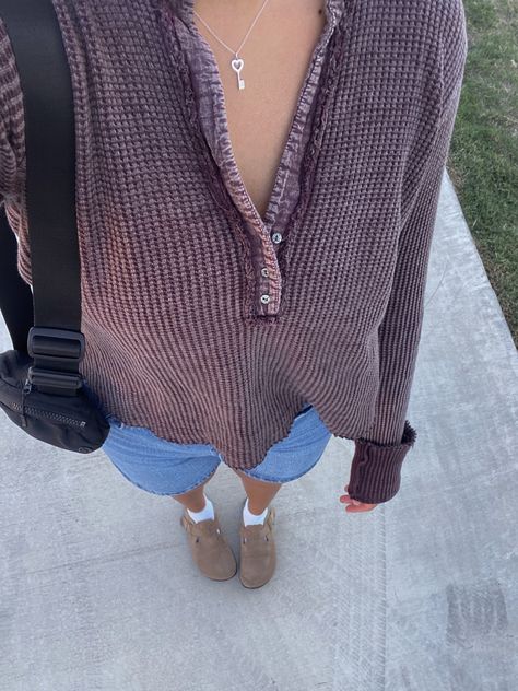 Cute Fall Outfits With Cardigans, Jean Shorts With Long Sleeve Shirt, My Vibe Outfits, Cute Outfits Jean Shorts, Shirt Under Shirt Outfit, Long Sleeve Fall Outfits, Jean Shorts And Sweater Outfit, Shorts Long Sleeve Outfits, Fall Jean Shorts Outfit