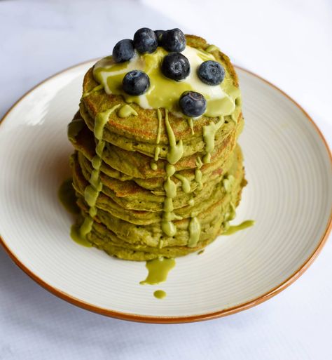 Fluffy Gluten-Free Matcha Pancakes | RD-Licious - Registered Dietitian - Columbia, SC Matcha Pancakes Recipe, Matcha Oatmeal, Raspberry Sauce Recipe, Matcha Pancakes, Pancakes Fluffy, Matcha Coconut, Best Matcha, Pancake Recipes, Brunch Dishes