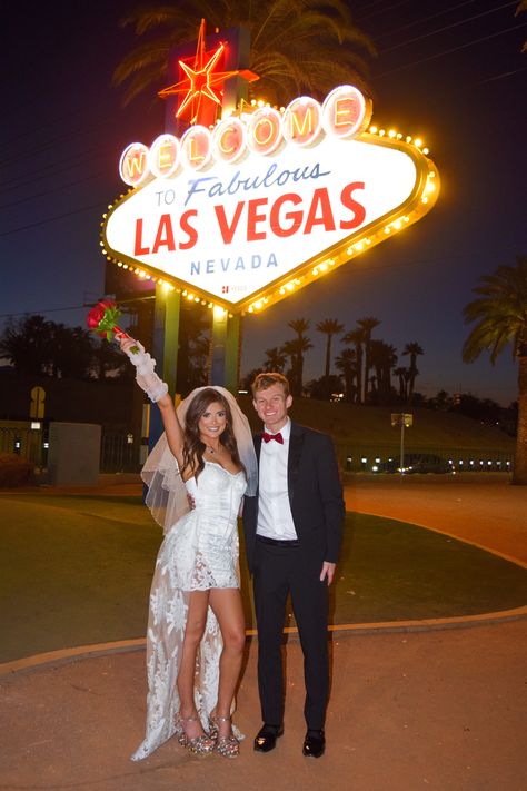 Vegas aesthetic elopement!! The Las Vegas sign is the best place for a photoshoot! Just go off to the side & miss the whole line Las Vegas Wedding Aesthetic, Vegas Wedding Photoshoot, Vegas Wedding Aesthetic, Vegas Elopement Ideas, Vegas Engagement Photos, Aesthetic Elopement, Las Vegas Engagement Photos, Vegas Photoshoot, Vegas Themed Wedding