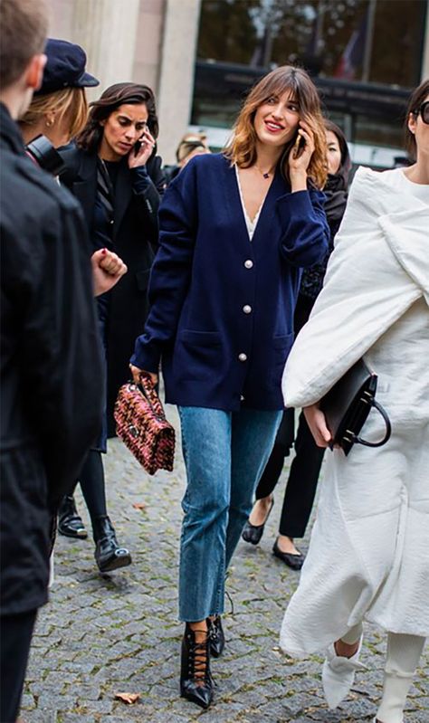 the long cardigan - LE CATCH Navy Cardigan Outfit, Cardigan Street Style, Damas Style, Blue Cardigan Outfit, How To Style A Cardigan, Jeanne Damas Style, Long Cardigan Outfit, Minimalist Moda, Cardigan Jeans