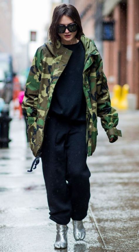 Fashion Trending Moodboard, Camouflage Outfits, New York Fashion Week Street Style, Urban Fashion Trends, New Street Style, Winter Street, Camouflage Jacket, Street New York, Current Fashion