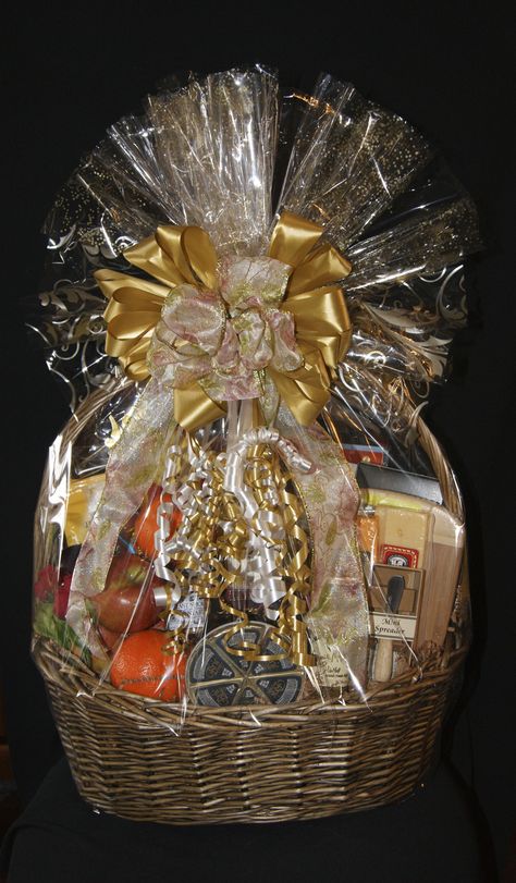 Christmas Basket Ideas, Spa Baskets, Jelly Gift, Big Christmas Gifts, Engagement Gift Baskets, Gift For Clients, Wedding Baskets, Wedding Packing, Wine Basket