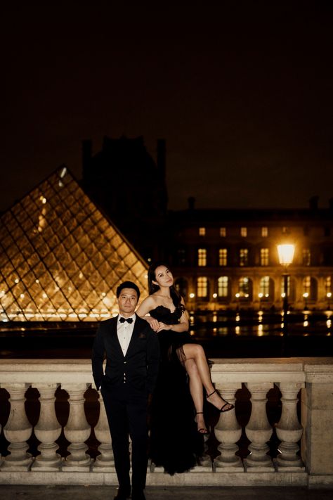 The couple poses during a pre-wedding photo shoot at the louvre Proposal In Paris At Night, Louvre Couple Photo, Paris Outfits Couple, Paris Photography Couples, Paris Night Photoshoot, Couple Photos In Paris, Photo Shoot In Paris, Paris Pre Wedding Shoot, Paris Photoshoot Ideas Couples