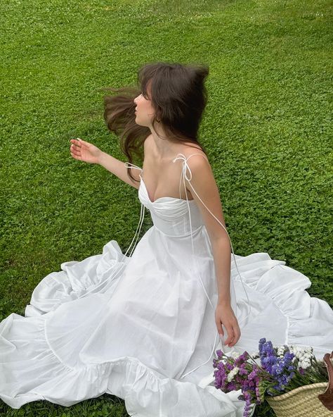 🕊️🤍 my fav season. the dress: zara 2673/297/250 #summerdress #summeroutfit #elegantstyle #chicfashion #romanticstyle Long White Flowy Dress, Flowy Dress Aesthetic, Cottagecore Dresses Aesthetic, 18th Photoshoot, White Zara Dress, Flowy Outfit, Flowy White Dress, Spring Shoot, Birthday Clip