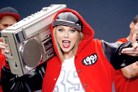 I got "Shake It Off" Taylor.! Which "1989" Taylor Swift Should You Be For Halloween? Shake It Off Lyrics, Taylor Swift Costume, Taylor Swift Music Videos, Lyrics English, Truth Or Dare Questions, Country Fan, Taylor Swift New, Taylor Swift Music, Taylor Swift Videos