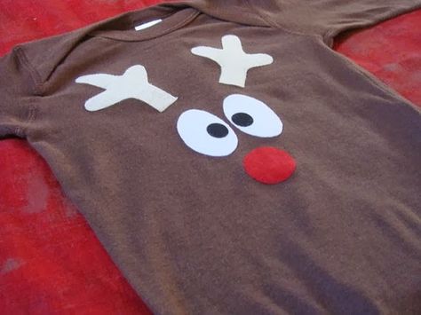 I want to make all of these- super cute ideas for DIY Christmas Shirts for Kids. Most are 'no sew'! #christmasshirts #kidscrafts Reindeer Onesie, Diy Christmas Shirts, Thanksgiving Onesie, Reindeer Shirt, Christmas Shirts For Kids, Noel Christmas, Long Sleeve Onesie, Xmas Crafts, Christmas Reindeer