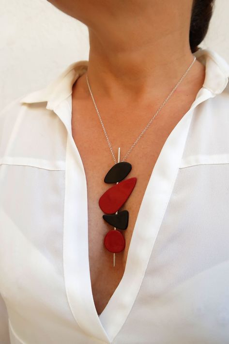 Handmade Calder Pendant by Jewelersoul on silver and japanese lacquer. #pendant #jewelry #lacquerjapanese #urushi #sterlingsilver #colgante #lacajaponesa #artjapanese  #japan #forher #giftforher #womanpendant #laca #lacquer #hechoamano #handmade #red #fashion #unique #jewel #stylish #modernjewelry  #elegant #trends #calder Hammered Metal Jewelry, Japanese Lacquer, Japanese Jewelry, Polymer Clay Jewelry Tutorials, Contemporary Necklace, Art Jewelry Contemporary, Polymer Clay Jewelry Diy, Wooden Necklace, Fashion Unique