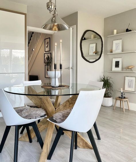 If you have a dining room decoration with limited space, then you can use a dining table with a round shaped design. Use a transparent glass dining table material to give the illusion of a room that looks wider and more open. White chairs are a blend that will never fail and can be applied by circling this part of the dining table. Glass Material Round Dining Table from @home_with_candy_sky Small Kitchen Table Ideas, Table Chairs Design, Round Glass Kitchen Table, Small Glass Dining Table, Glass Dining Table Decor, Round Dining Table Decor, Circle Dining Table, Glass Kitchen Tables, Dining Table Ideas