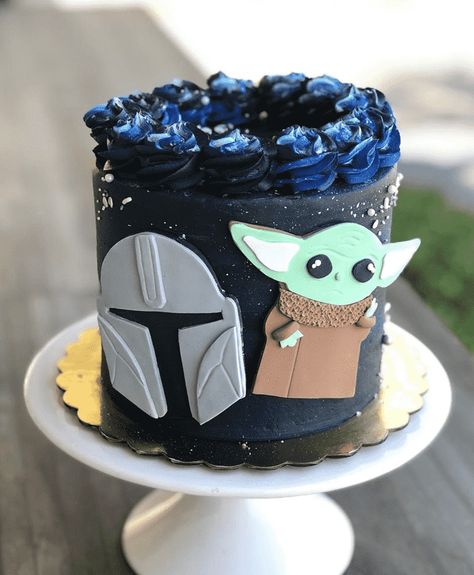 Mandalorian Cakes Ideas, Mandalorian Cake Ideas Easy, Mandalorian Cake, Birthday Cake Mandalorian, Cookie Mandalorian, Star Wars Buttercream Cake, Star Wars Birthday Cake, Marvel Cake, Baker Cake