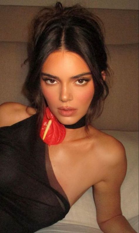 Portrait of Kendall Jenner wearing a one shoulder black mesh dress and soft glam makeup Kendall Makeup, Wedding Hairstyles With Bangs, Soft Healthy Hair, Gold Jewellery Necklace, Kendall Jenner Hair, Jenner Hair, Kendall Jenner Makeup, Jenner Makeup, Guest Hair