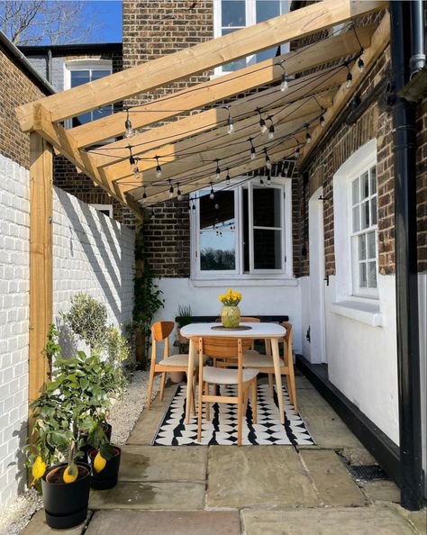 Small Garden Pergola, Garden Escape, Narrow Garden, Small Courtyard Gardens, Courtyard Gardens Design, Small Courtyards, House Photo, Gardens Design, Pergola With Roof