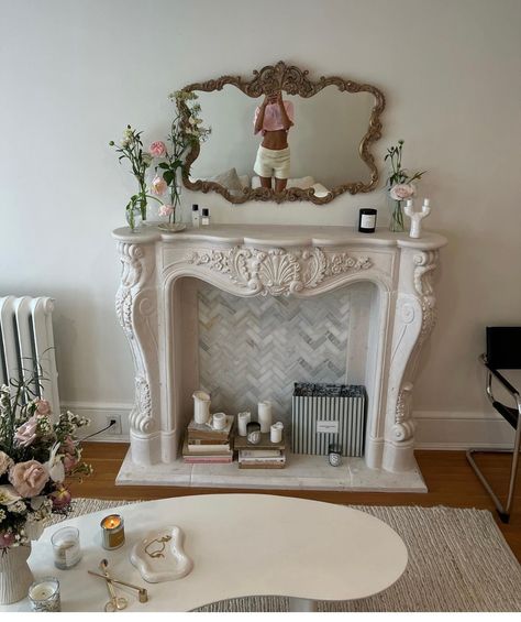 Fireplace Fake, French Glam, Fireplace Mantel Surround, Classy Interior, Fireplace Home, Villa Living Room, Dream Living Room, Fake Fireplace, Marble Fireplace Mantel