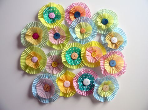 Spring Wreath - Organize and Decorate Everything Art Projects For Kids Preschool, Cupcake Liner Crafts, Cupcake Liner Flowers, Art Kindergarten, Making Cupcakes, Cupcake Wrapper, Paper Flower Crafts, Preschool Art Activities, Holiday Crafts For Kids